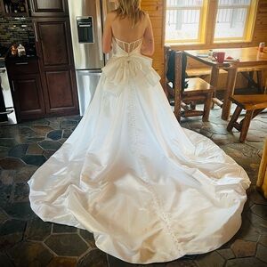 Never used! SO pretty, classic, elegant w/ showstopping detachable bow in back